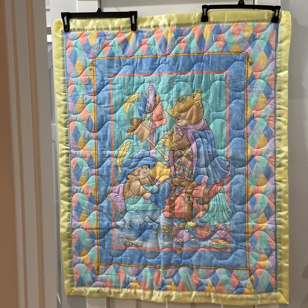 Vintage Baby Blanket Bears playing dress up 💕
Shows light wear from age & play
